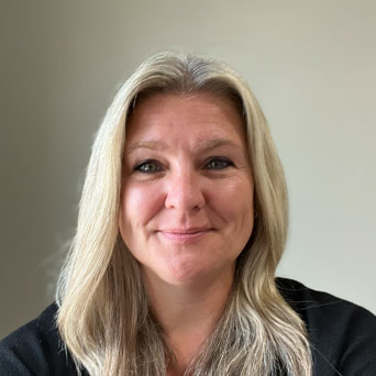 Naomi Medeiros headshot